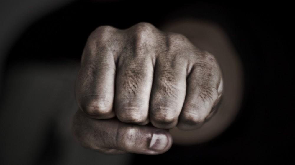 Дары-дармек департаментинин кызматкерине кол салуу болду