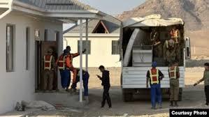 Чек ара: Баткенде Достук айылынын тургундары көчүрүлө баштады