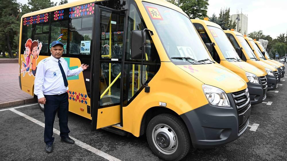 Өлкөнүн аймактарына балдар үчүн мектеп автобустары берилди.