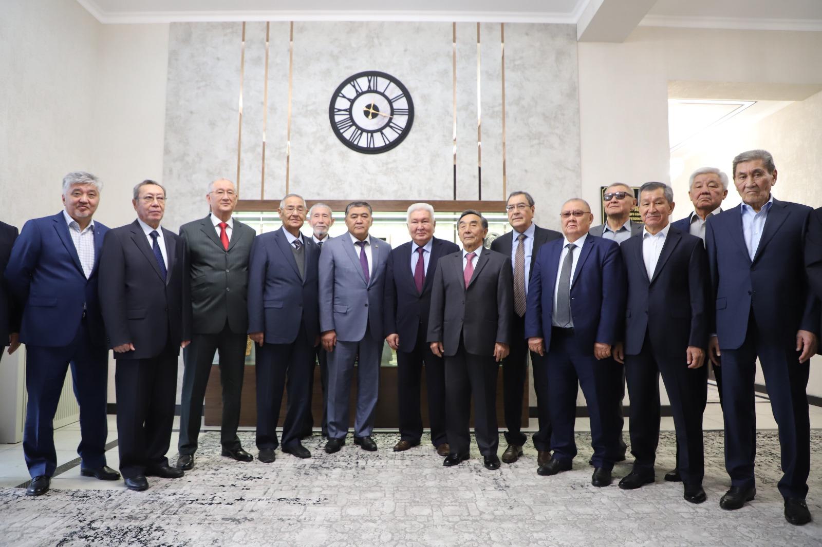 Ташиев улуттук коопсуздук органдарынын ардагерлери менен жолугушту