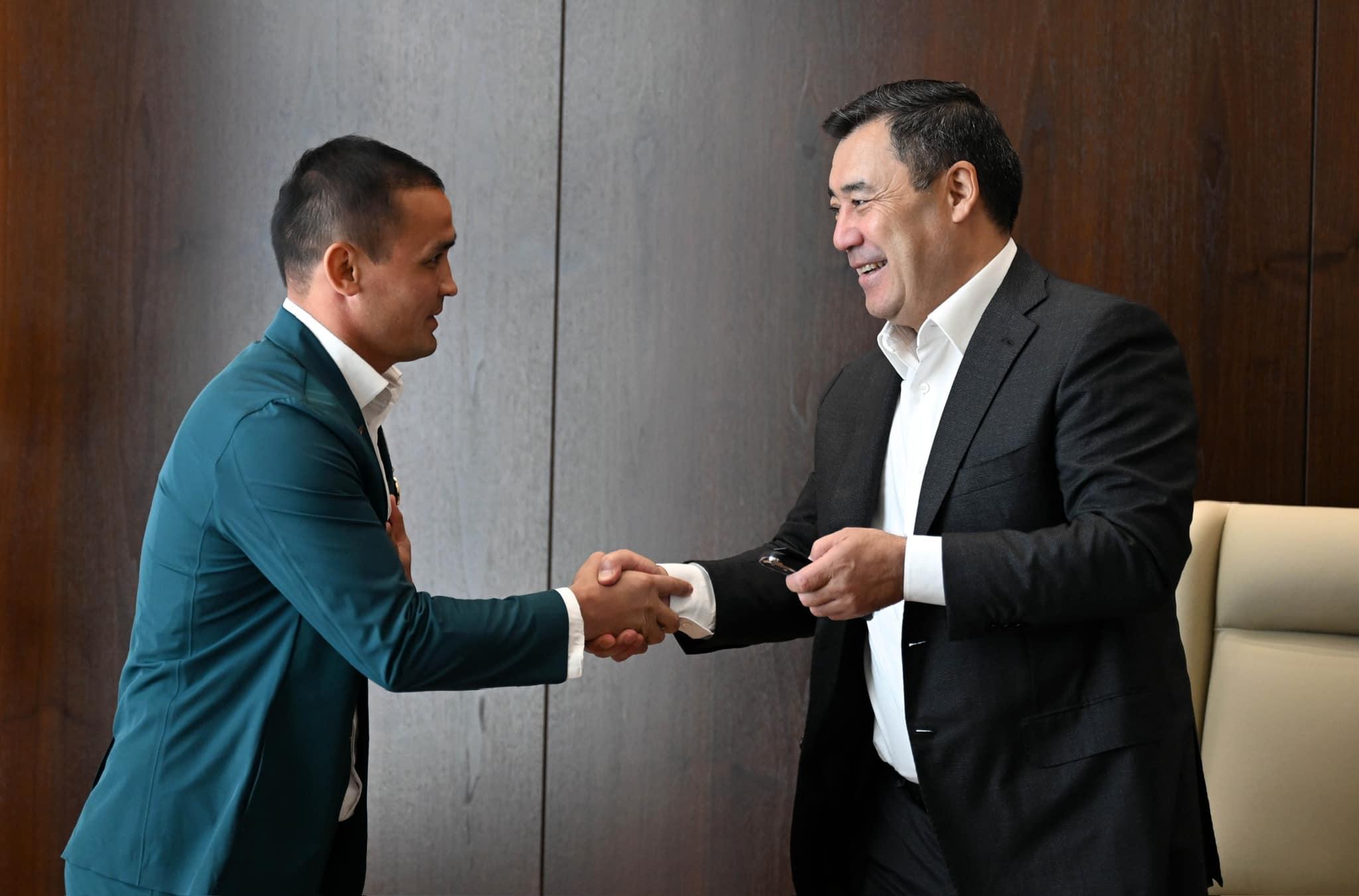 Садыр Жапаров бокс боюнча өзбекстандык машыктыруучуга унаа белек кылды