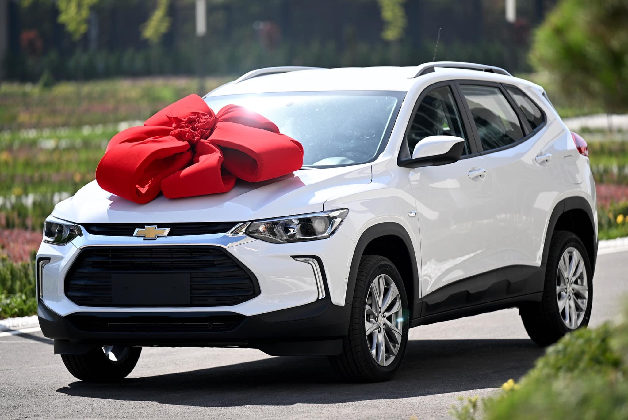 Садыр Жапаров бокс боюнча өзбекстандык машыктыруучуга унаа белек кылды