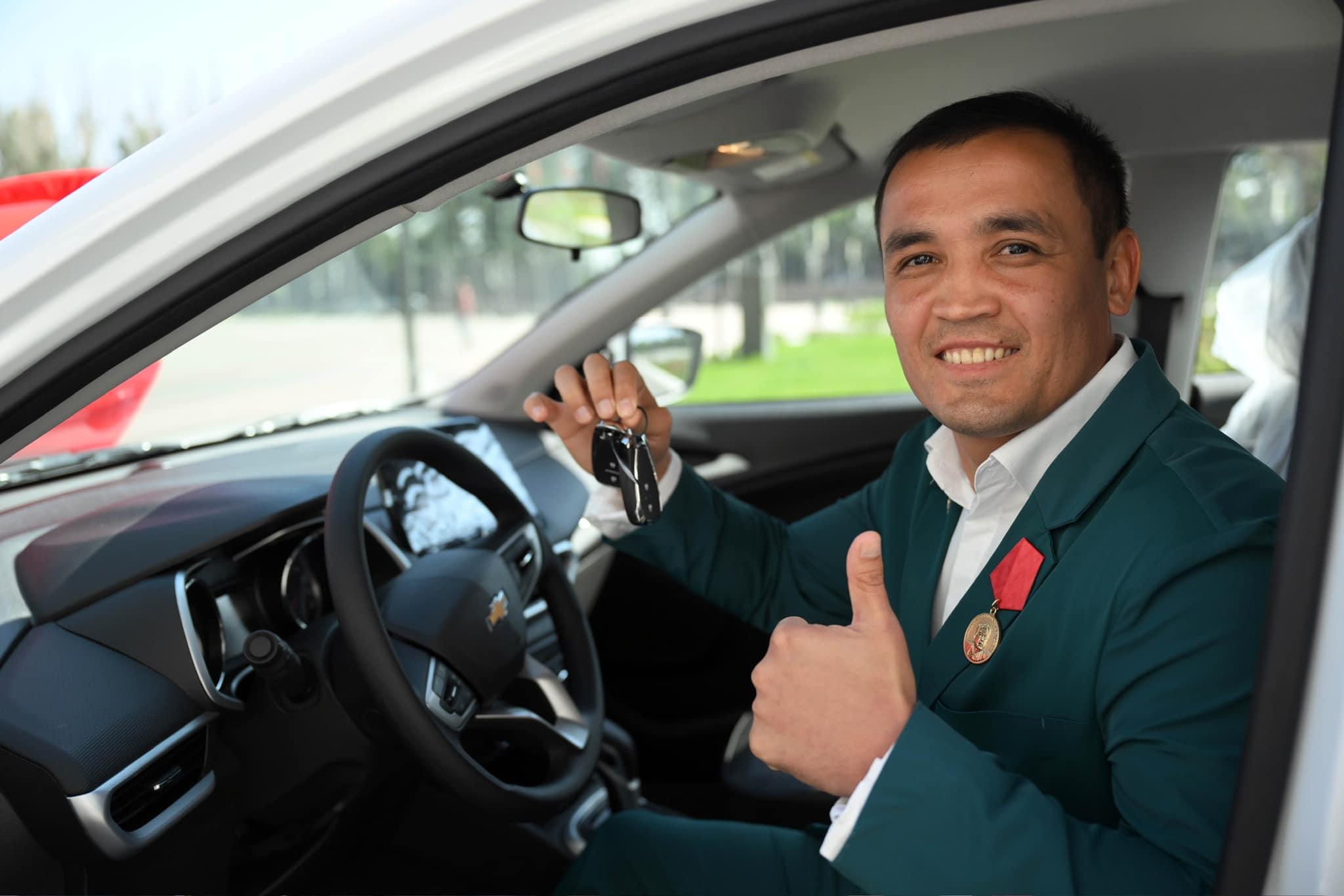 Садыр Жапаров бокс боюнча өзбекстандык машыктыруучуга унаа белек кылды