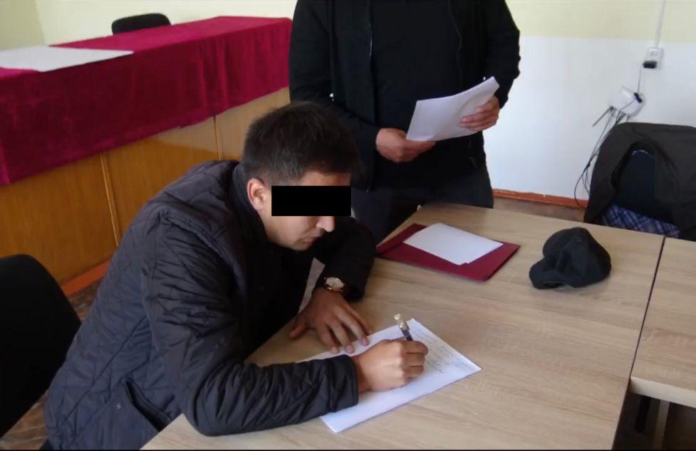 Жерди менчикке мыйзамсыз берүү фактысы боюнча бир катар мамкызматкер кармалды