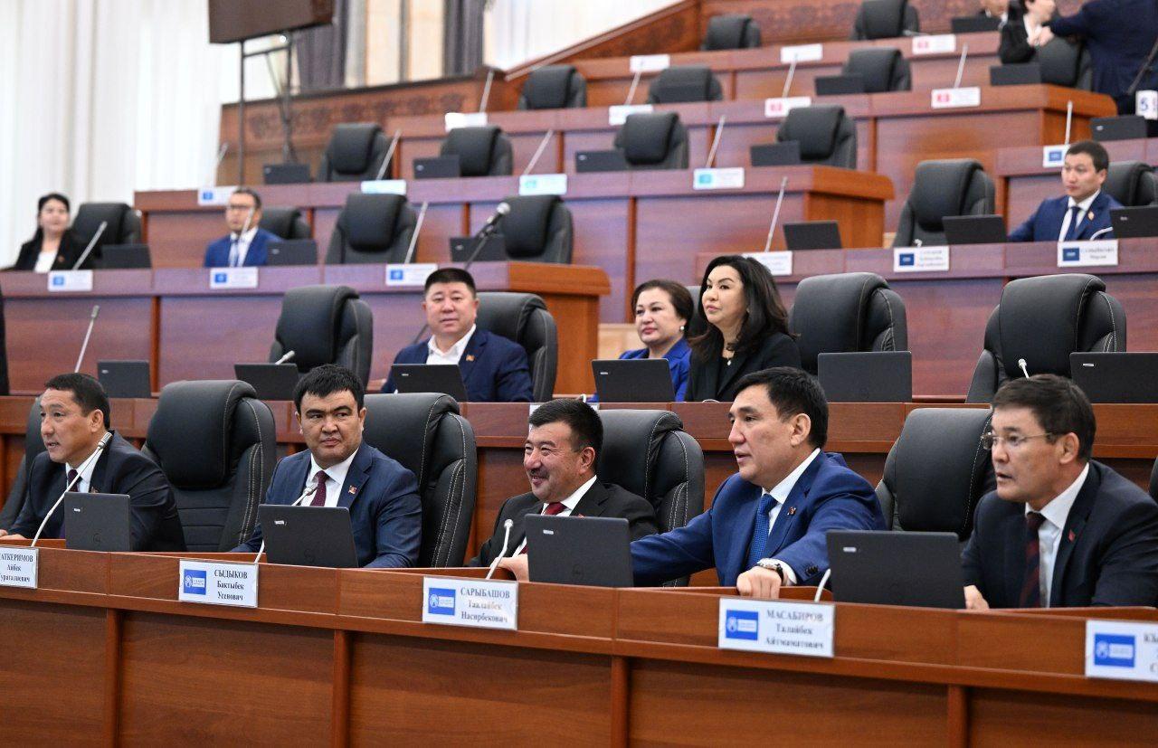&nbsp;Жогорку Кеңештин депутаттары эс алуудан кийин жумушка чыгышты