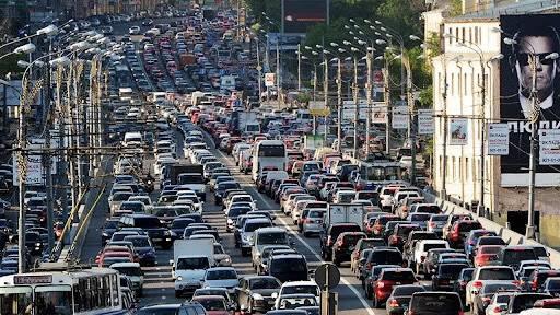 Жол тыгын, туура эмес график: Депутаттар Бишкекте мектеп графигин кайра калыбына келтирүүнү талап кылууда