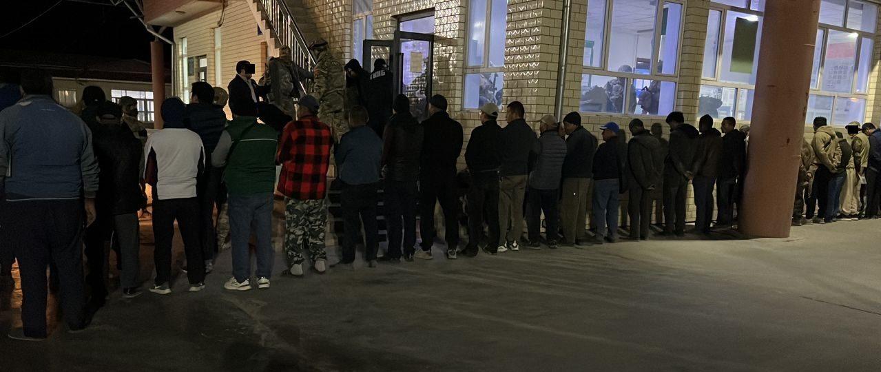 &laquo;Эркечтам&raquo; бекетинде бажы кызматкерлерин сабоого шек саналган 25 адам кармады