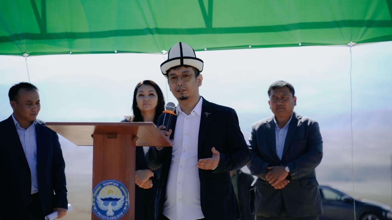 Күн панелдери астына клубника да өстүрөбүз. Баткенде уникалдуу "Агровольтайка" долбооруна старт берилди. 
&nbsp;