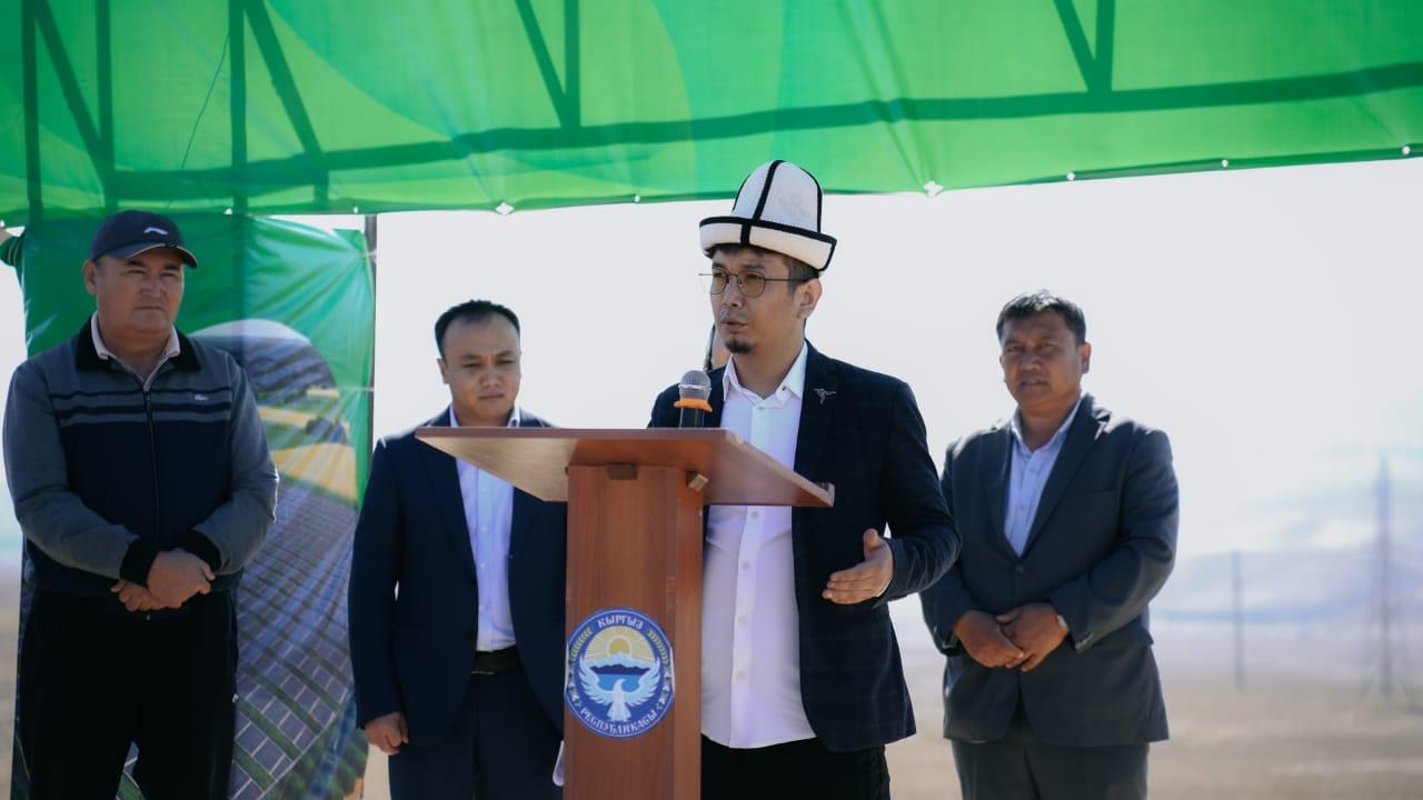 Күн панелдери астына клубника да өстүрөбүз. Баткенде уникалдуу "Агровольтайка" долбооруна старт берилди. 
&nbsp;