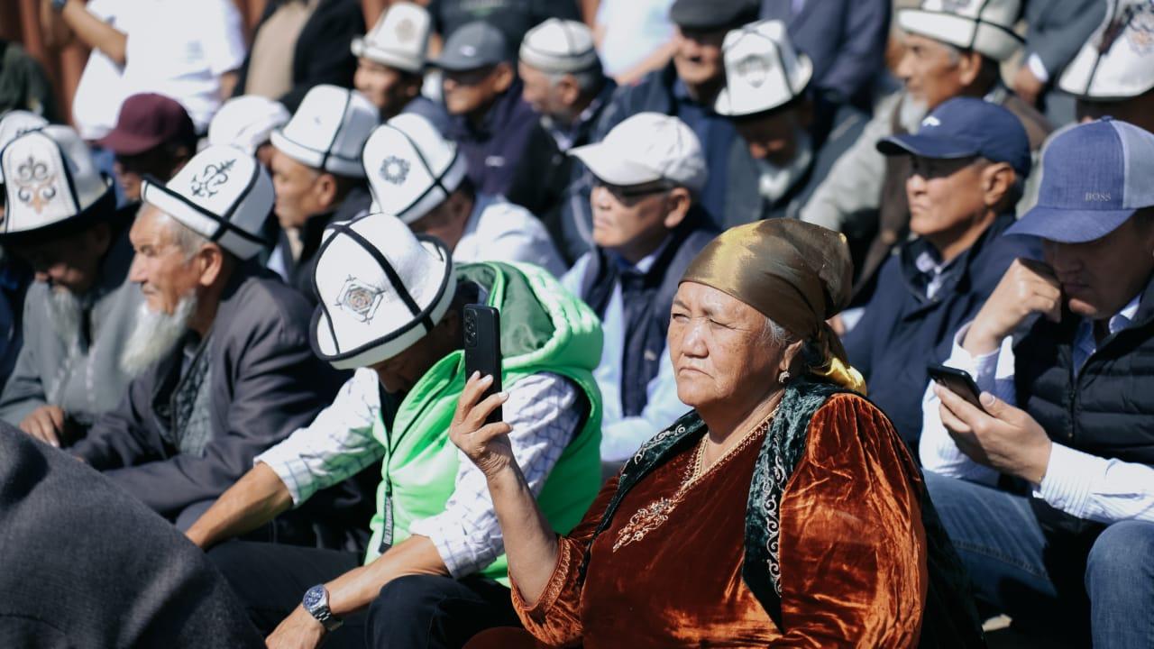 Күн панелдери астына клубника да өстүрөбүз. Баткенде уникалдуу "Агровольтайка" долбооруна старт берилди. 
&nbsp;