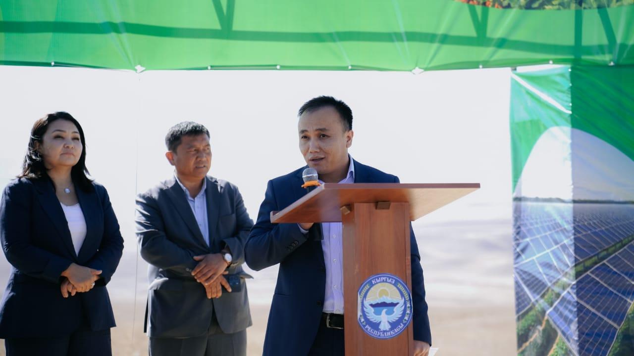 Күн панелдери астына клубника да өстүрөбүз. Баткенде уникалдуу "Агровольтайка" долбооруна старт берилди. 
&nbsp;